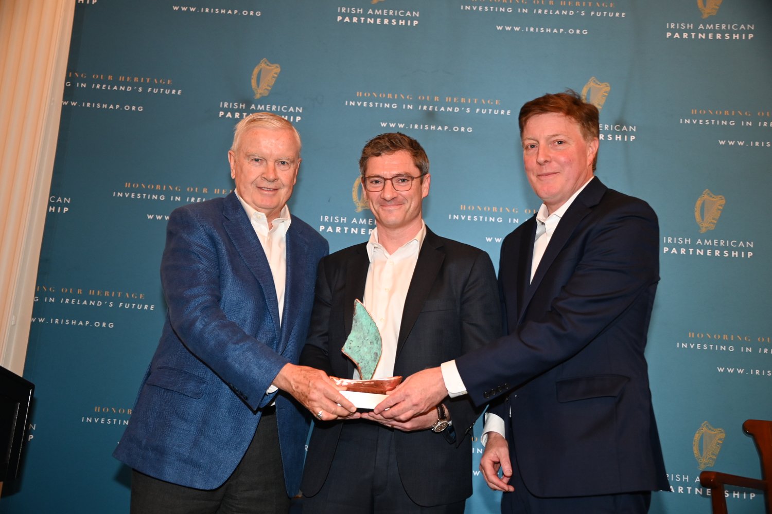 Avolon’s Paul Geaney Presented with Irish American Partnership 2024 Business Leadership Award